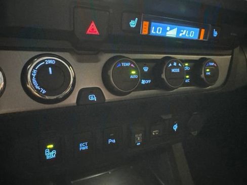 Used 2022 Toyota Tacoma Limited AWD/4WD image 12