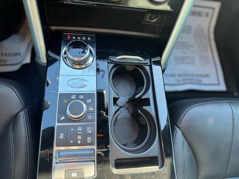 Used 2018 Land Rover Discovery HSE image 18