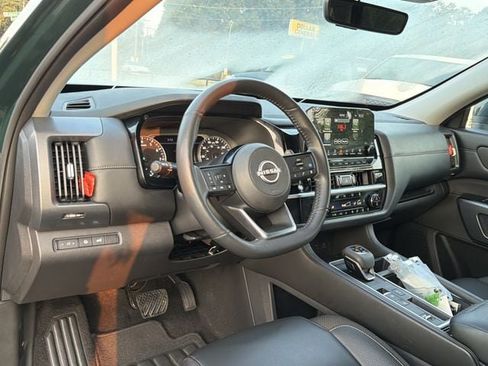 Used 2025 Nissan Pathfinder SL FWD image 10