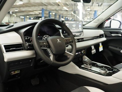 New 2026 Mitsubishi Outlander SE FWD image 5
