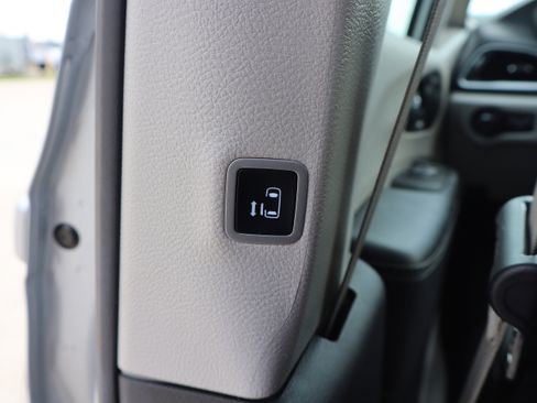 Used 2024 Chrysler Pacifica Touring-L FWD image 27