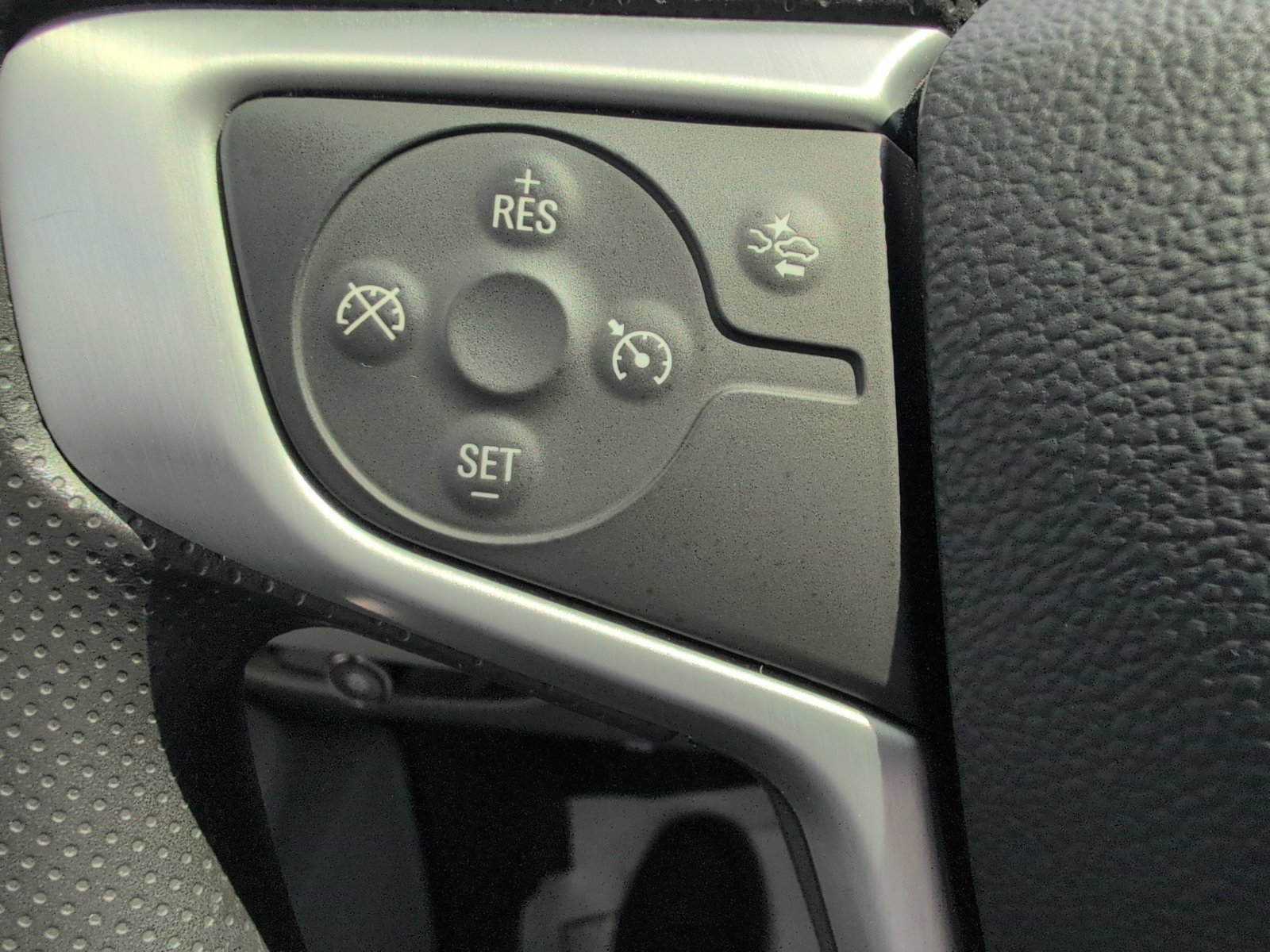Used 2024 GMC Terrain SLE w/ Driver Convenience Package FWD image 24