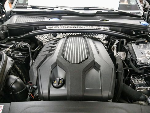 Certified 2023 Porsche Macan AWD/4WD image 34