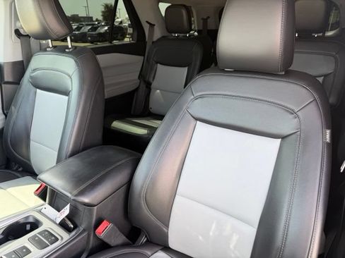 Used 2020 Ford Explorer Limited RWD image 12