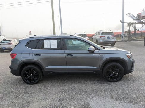 Certified 2024 Volkswagen Taos SE w/ Panoramic Sunroof Package image 10