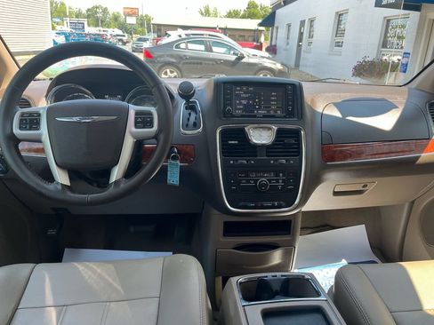 Used 2016 Chrysler Town & Country Touring FWD image 7