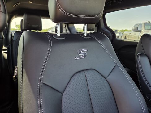 New 2026 Chrysler Pacifica Select FWD image 20