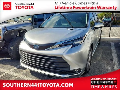Used 2025 Toyota Sienna XLE w/ XLE Plus Package FWD image 1