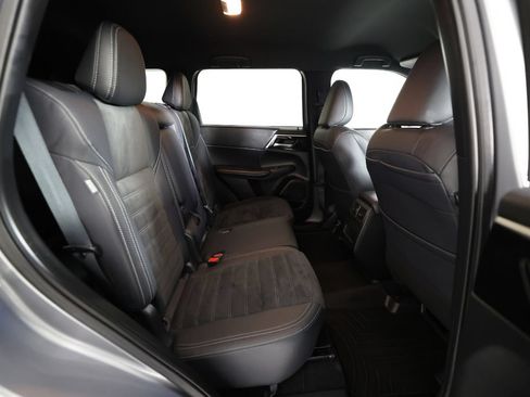 Used 2024 Mitsubishi Outlander SE Black Edition FWD image 11