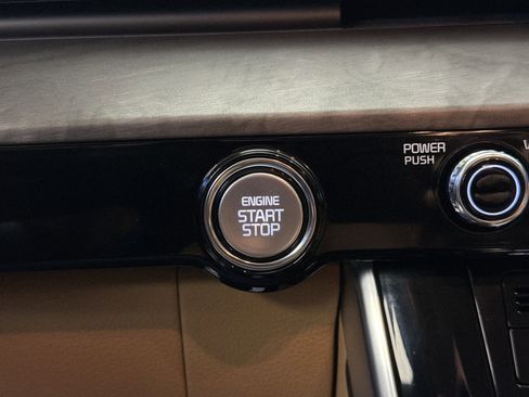 Used 2024 Kia Carnival EX image 24