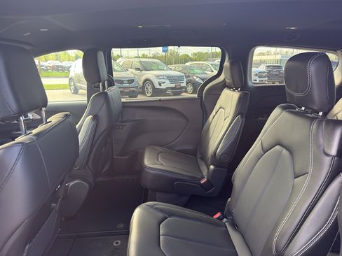 New 2026 Chrysler Pacifica Select AWD/4WD image 30