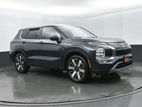 Used 2025 Mitsubishi Outlander SE image 2