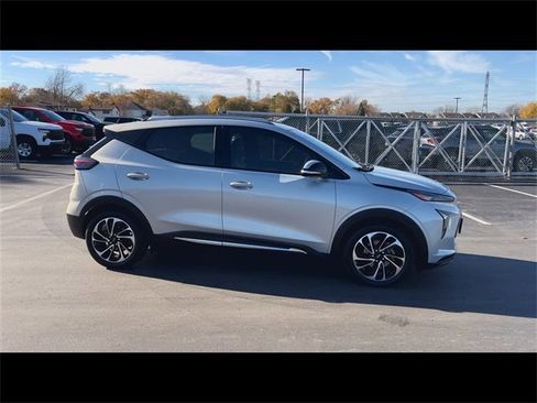 Certified 2022 Chevrolet Bolt EUV Premier w/ Sun & Sound Package image 9