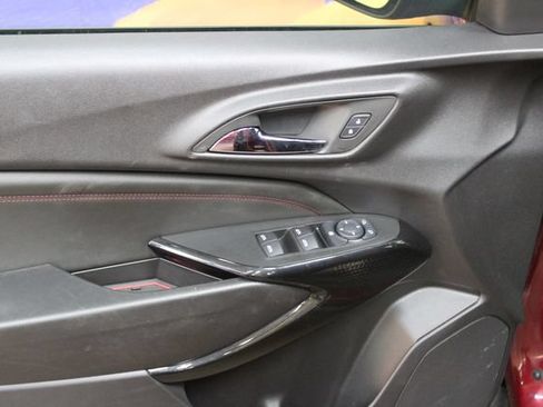Used 2025 Chevrolet Trax RS w/ Sunroof Package FWD image 13