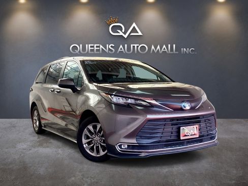 Used 2022 Toyota Sienna XLE AWD/4WD image 1