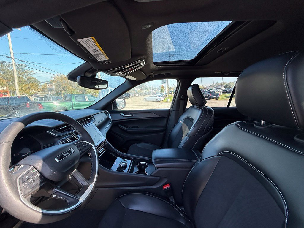 Used 2023 Jeep Grand Cherokee Altitude AWD/4WD image 12