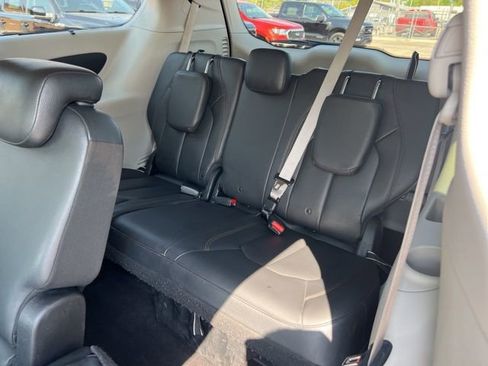 Used 2017 Chrysler Pacifica Touring-L w/ Tire & Wheel Group FWD image 21