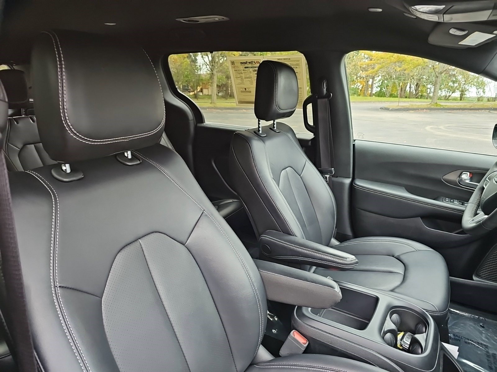 Used 2025 Chrysler Pacifica Select FWD image 13