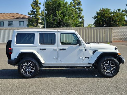 Used 2025 Jeep Wrangler Unlimited Sahara AWD/4WD image 5