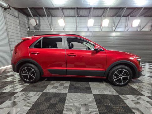 Used 2024 Kia Niro EX image 9