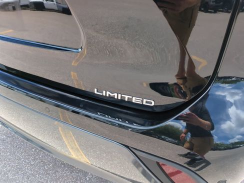 Used 2023 Toyota Highlander Limited FWD image 9