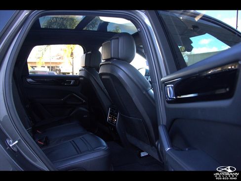 Used 2020 Porsche Cayenne E-Hybrid w/ Premium Plus Package image 36