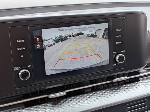 Used 2023 Kia Carnival LX FWD image 23