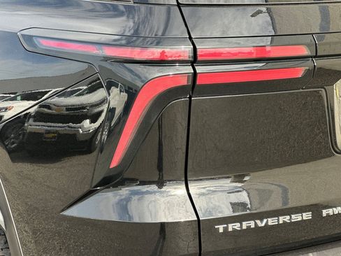 Used 2024 Chevrolet Traverse LT image 38