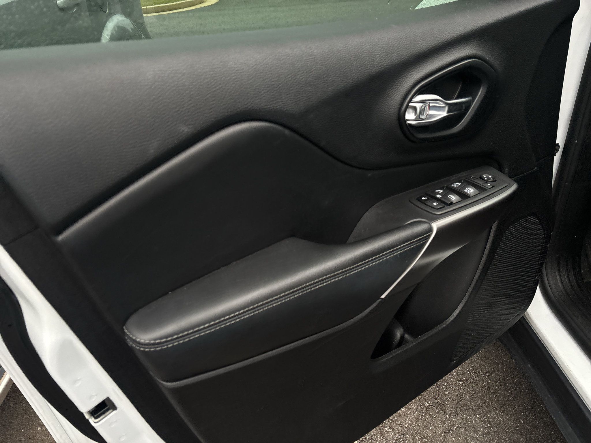 Used 2021 Jeep Cherokee Latitude Lux FWD image 8