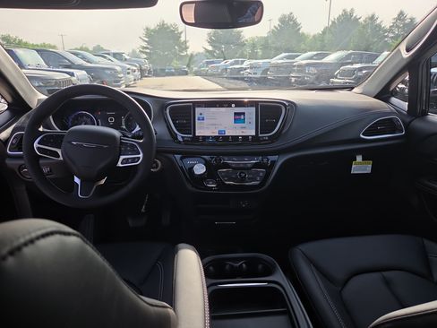New 2027 Chrysler Pacifica Select FWD image 5