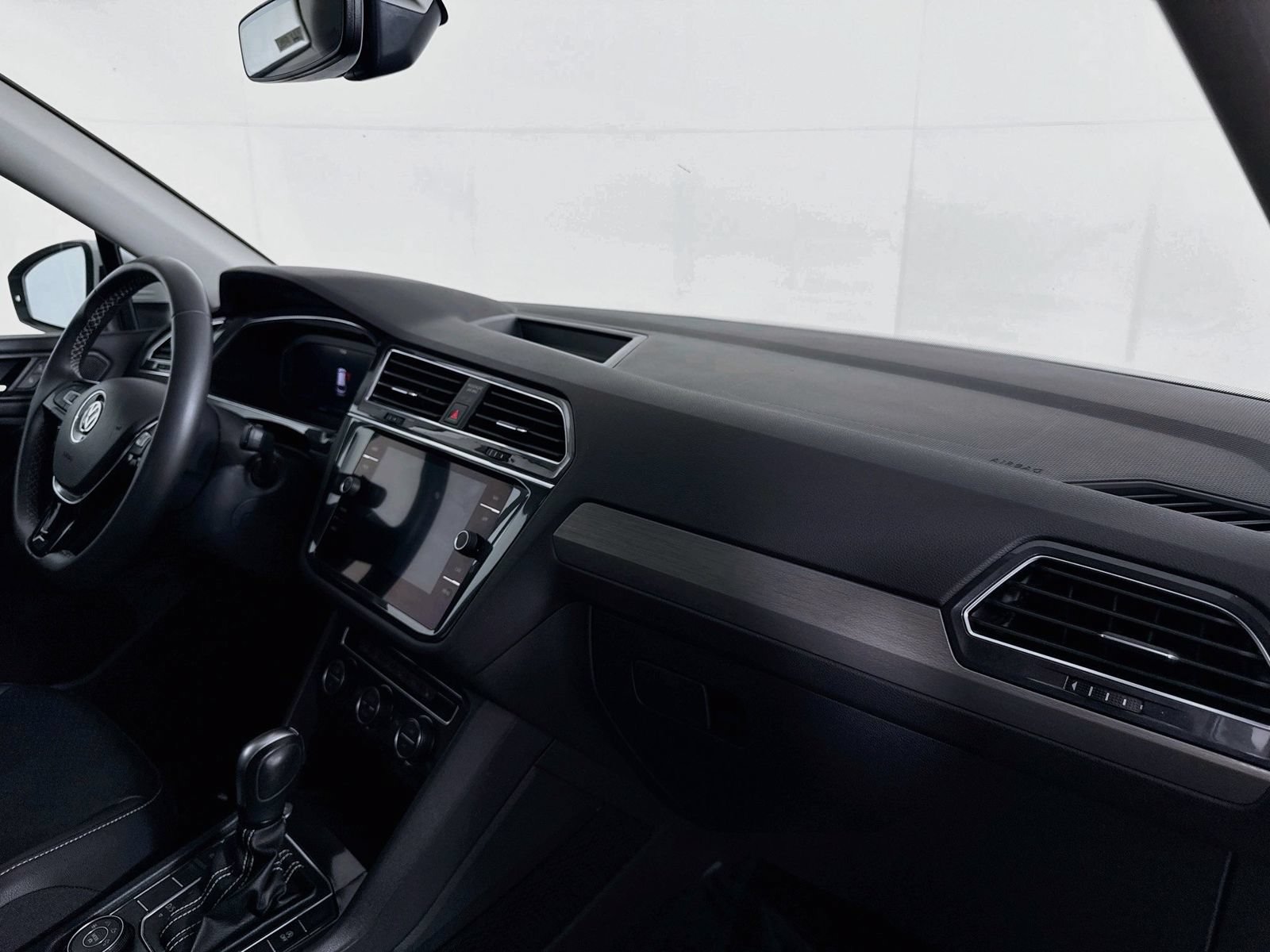 Used 2021 Volkswagen Tiguan SEL AWD/4WD image 28