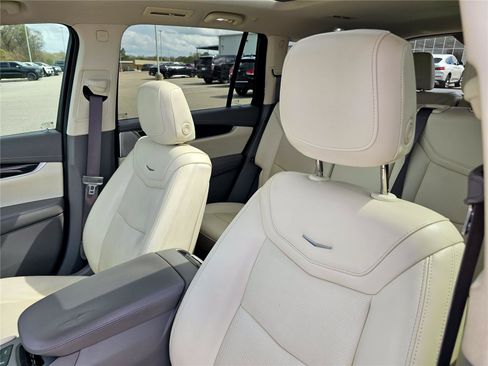 Used 2022 Cadillac XT6 Premium Luxury w/ Technology Package FWD image 16