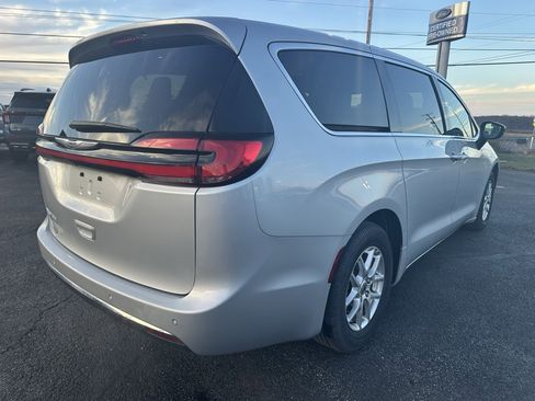 Used 2024 Chrysler Pacifica Touring-L image 10