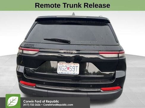 Used 2025 Jeep Grand Cherokee Altitude AWD/4WD image 7
