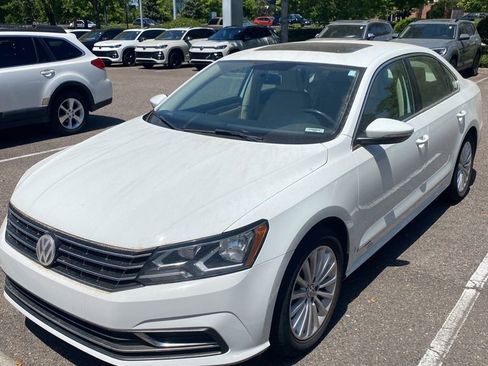 Used 2017 Volkswagen Passat 1.8T SE image 1