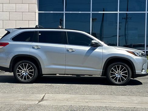 Used 2018 Toyota Highlander SE FWD image 3