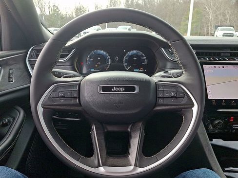 Used 2024 Jeep Grand Cherokee Limited w/ Black Appearance Package AWD/4WD image 19