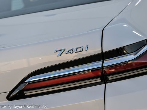 Used 2025 BMW 740i xDrive w/ Premium Package image 19