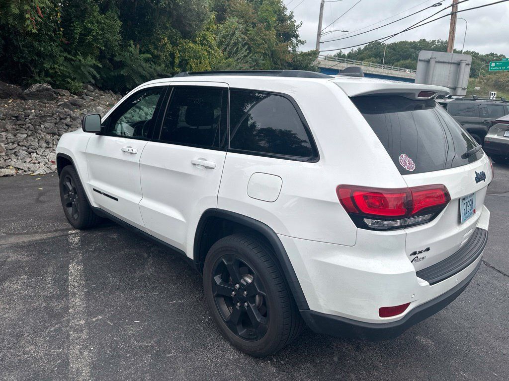 Used 2020 Jeep Grand Cherokee Laredo AWD/4WD image 2