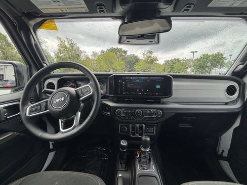 Used 2025 Jeep Wrangler Unlimited Sahara AWD/4WD image 31