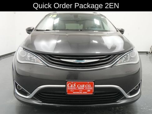 Used 2018 Chrysler Pacifica Touring-L FWD image 2