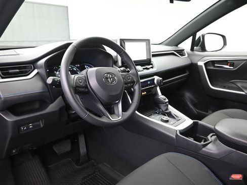 Used 2025 Toyota RAV4 SE image 18