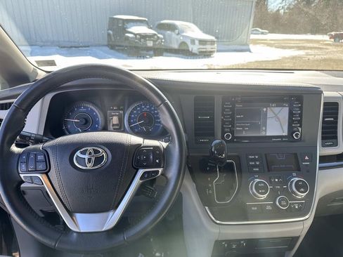 Certified 2019 Toyota Sienna XLE image 15