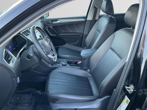 Used 2022 Volkswagen Tiguan SE w/ Panoramic Sunroof Package image 9