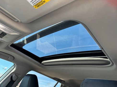 Used 2022 Toyota RAV4 XLE Premium image 15