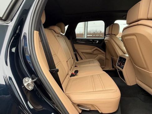Used 2019 Porsche Cayenne S w/ Premium Plus Package AWD/4WD image 19