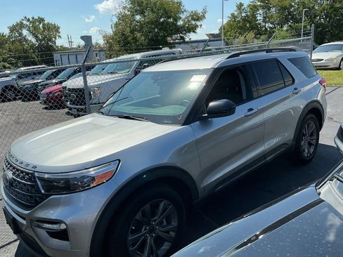 Used 2023 Ford Explorer XLT w/ Equipment Group 202A RWD image 3