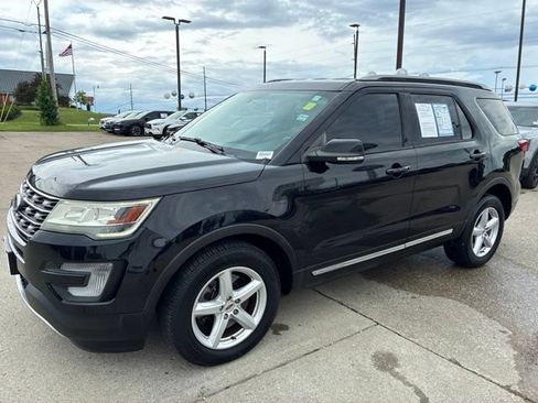 Used 2017 Ford Explorer XLT AWD/4WD image 3
