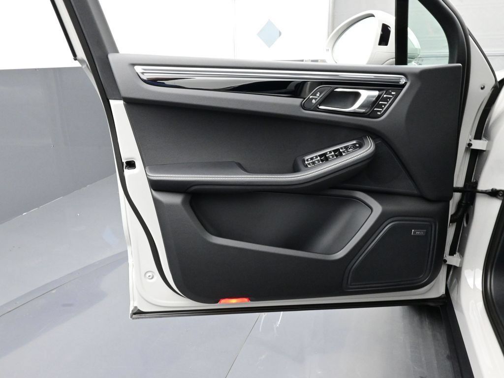 Certified 2026 Porsche Macan AWD/4WD image 7