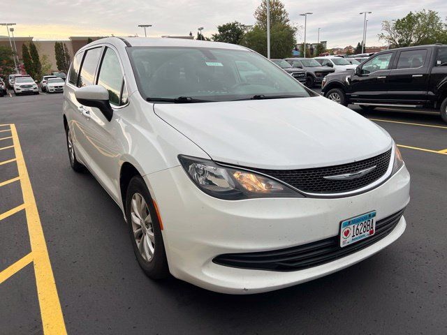 Used 2017 Chrysler Pacifica Touring w/ Tire & Wheel Group FWD image 1